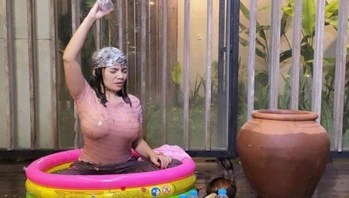 Dinar Candy Pamer Pose Sedang Mandi Malam, Bantu Sirami Dong 