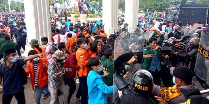 Kembali Ricuh, Demo Tolak UU Cipta Kerja di Gedung DPRD Provinsi Jambi