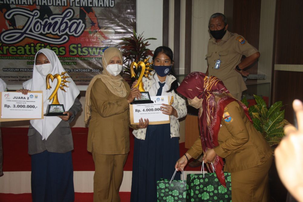 Hadiah Lomba Kreatifitas Siswa Diserahkan