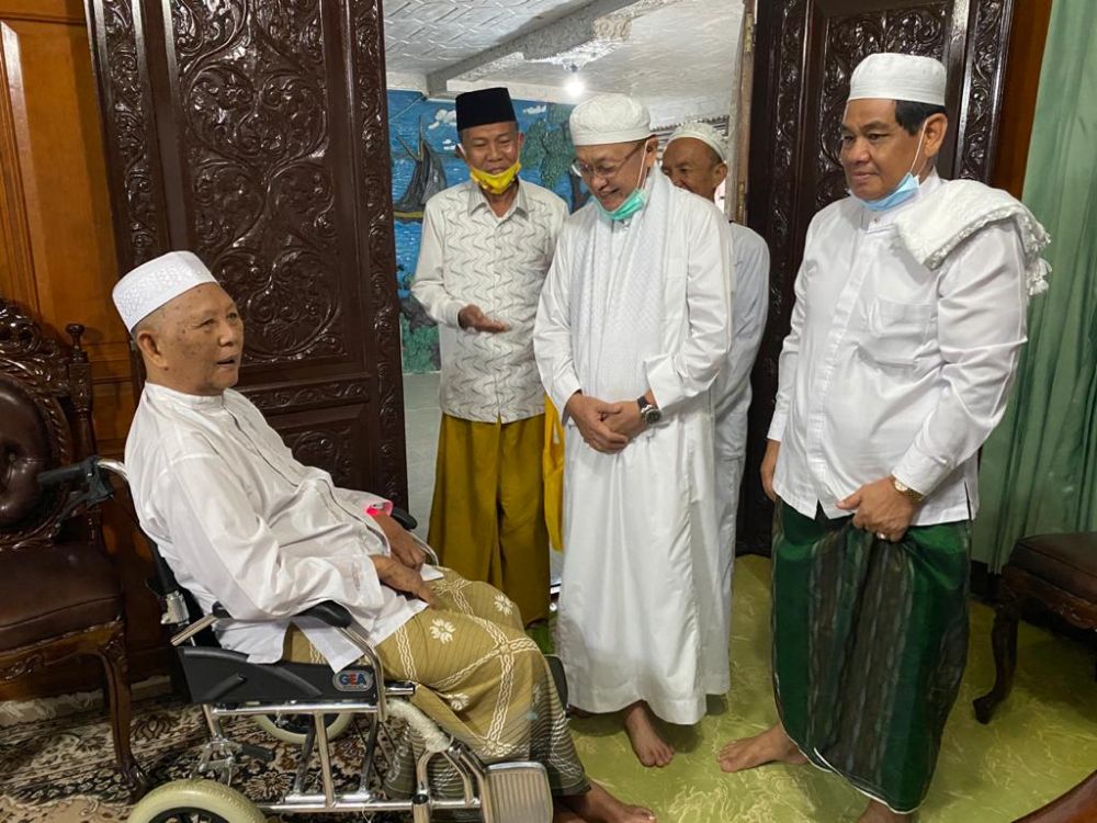 CE Sowan Ke Guru Najmi, Pengasuh Ponpes As\'ad Olak Kemang.