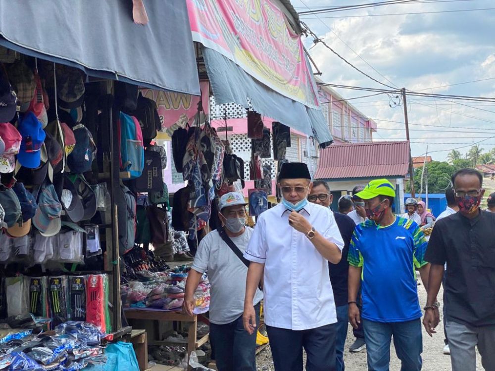 Di Pasar Singkut, CE Dipanggil Bapak Gubernur Jambi