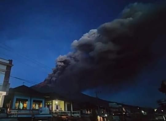 Pagi ini Gunung Kerinci Keluarkan Asap Tebal, ini Penjelasan BBTNKS dan Pihak Mitigasi Gunung Api