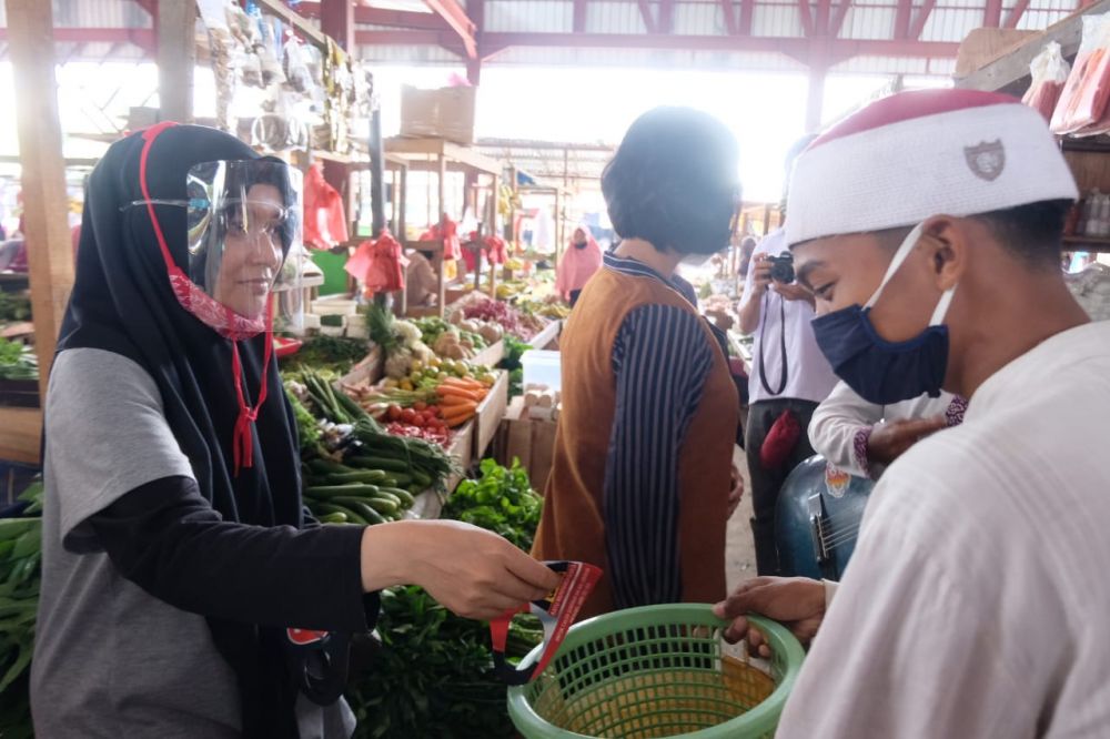 Sapa Para Pedagang, Ratu Munawaroh Blusukan Pasar Aurduri