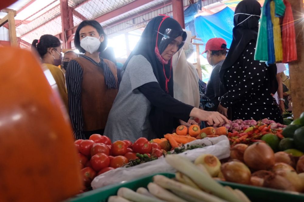 Blusukan di Pasar Aurduri, Ratu: Kedepan Kita Akan Pacu Pertumbuhan Ekonomi