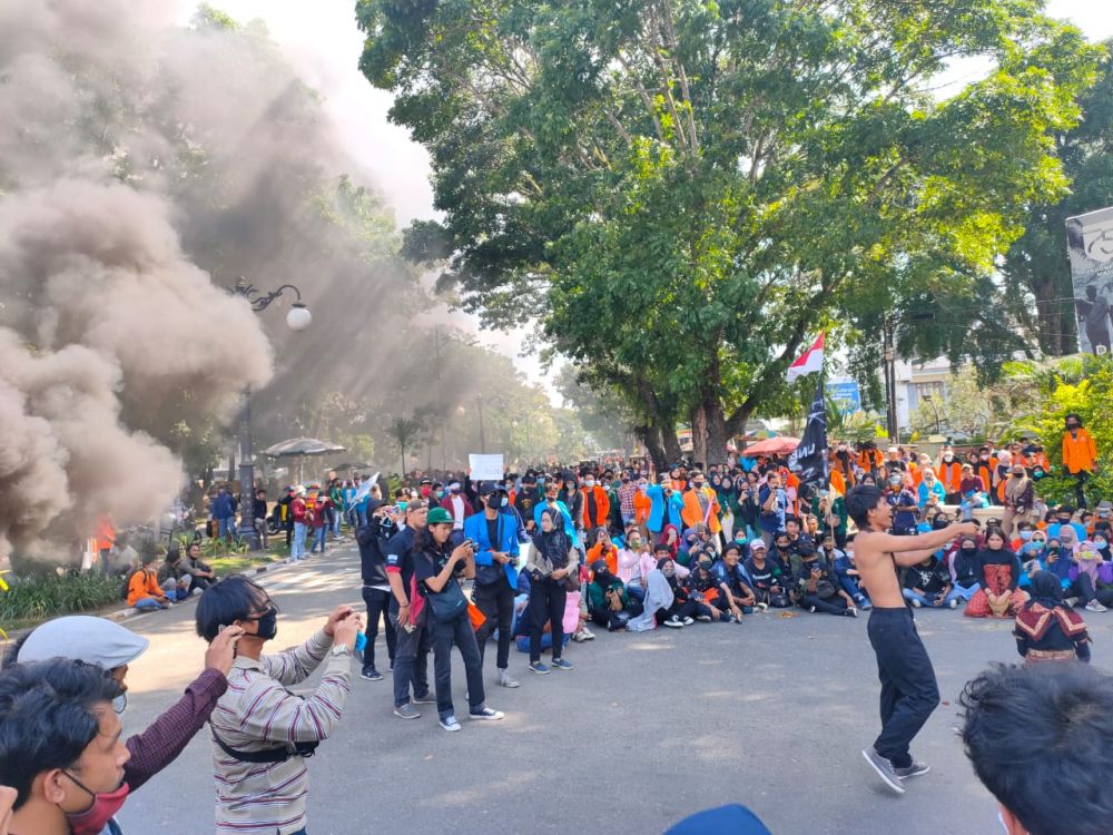 Tolak UU Ciptaker, Mahasiswa Lakukan Aksi Teatrikal Hingga Bakar Ban di Depan Gerbang Kantor Gubernur