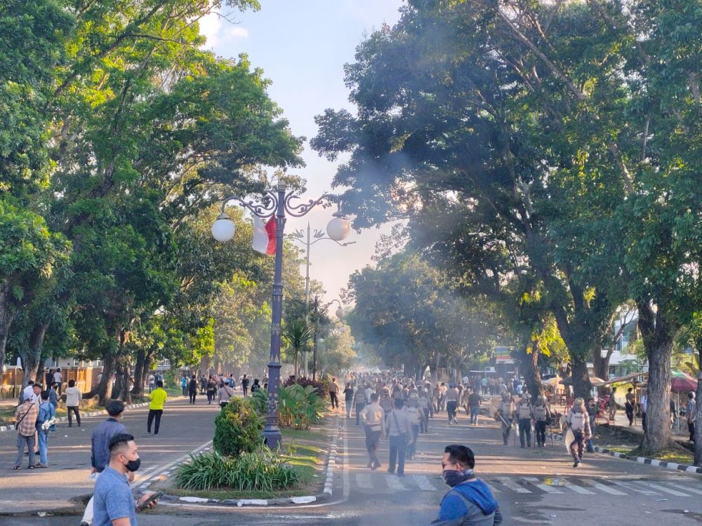 Masih Berlangsung, Polisi Paksa Mundur Demonstran Hingga Simpang Bank Indonesia