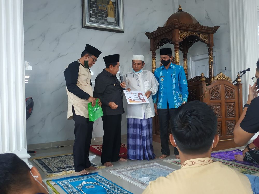 Wako AJB Serahkan Bantuan Pembangunan Masjid Al Hidayah Karya Bakti