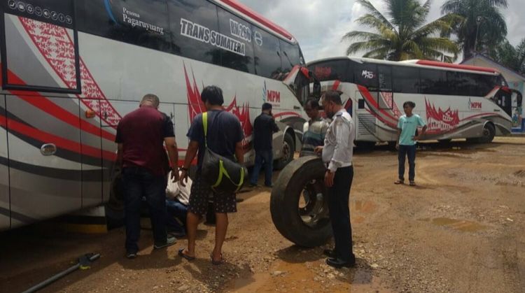 Bus MPM Ketahuan Gunakan Ban Tak Layak Pakai, Ini yang Dilakukan Petugas Terminal Bungo