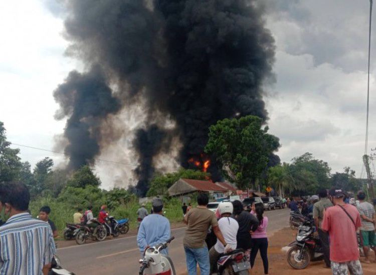 Gudang di Lingkar Barat Terbakar, Asap Hitam Terlihat Mengepul