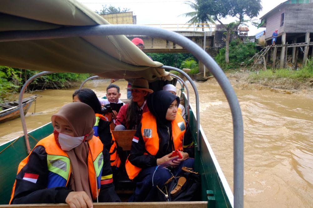 Gunakan Speedboat, Ratu Lihat Langsung Kondisi Masyarakat di Sepanjang Aliran Batanghari