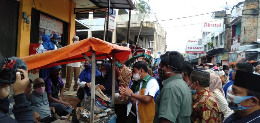 Syafril Blusukan di Pasar Sungai Penuh, Pedagang : Pilih Uhang Kito Kinci, Nomor 2