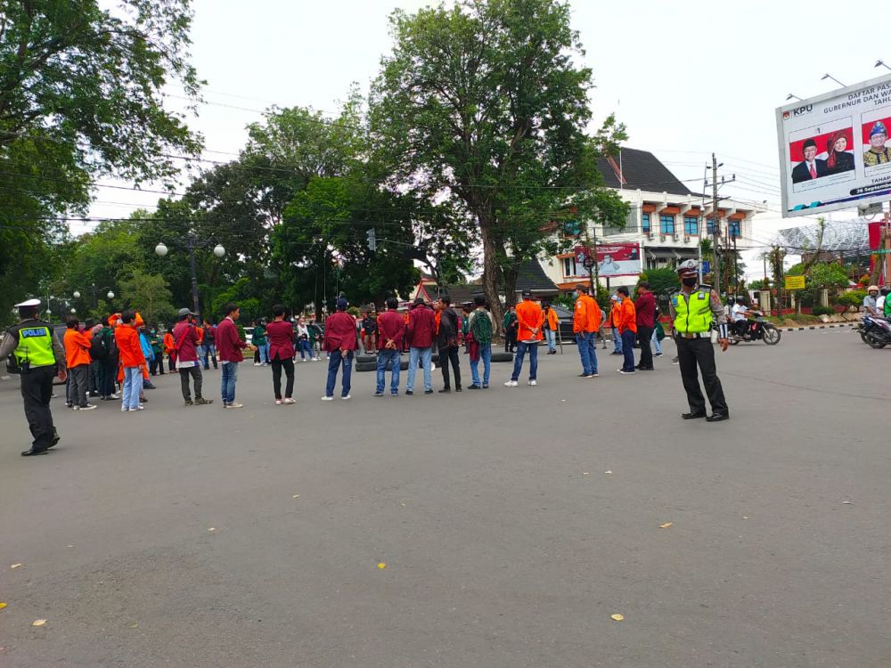 Ratusan Mahasiswa Jambi Kembali Turun Ke Jalan Tolak UU Ciptaker