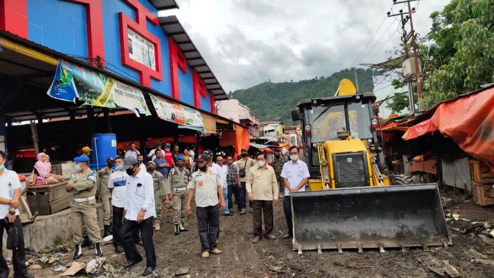 Wako AJB Pimpin Langsung Pembersihan Pasar dan Peningkatan Jalan Tanjung Bajure