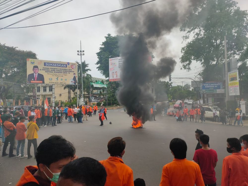 Usai Bakar Ban, Mahasiswa Pengunjuk Rasa Teruskan Aksi Ke DPRD Provinsi Jambi