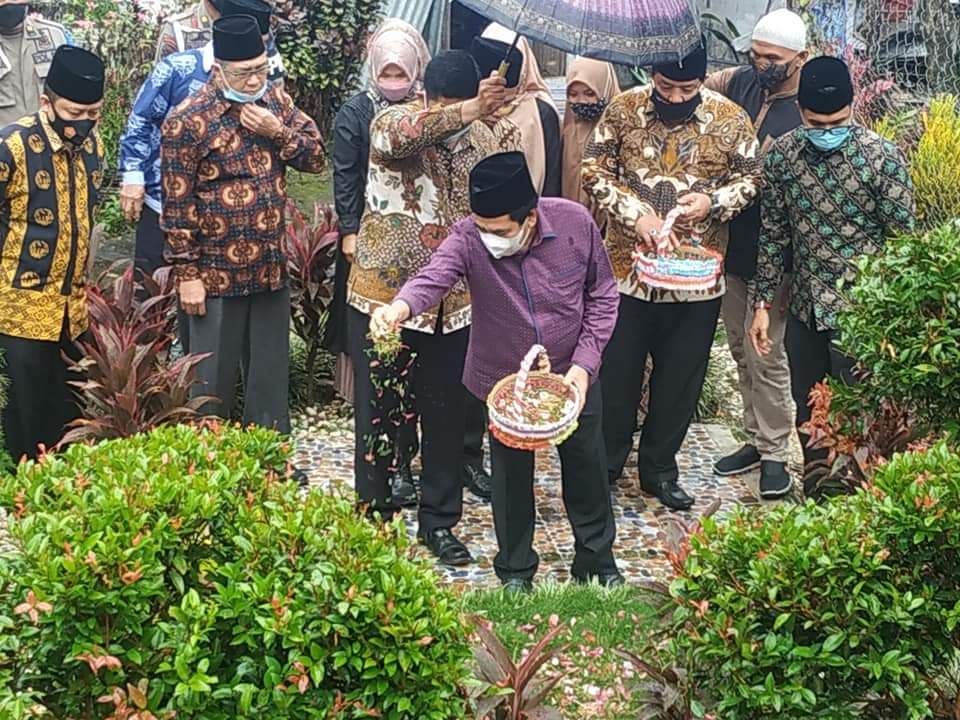 Wako AJB & Jajaran Pemkot Ziarah ke Makam Pendiri Kota Sungai Penuh, H. Fuazi Siin