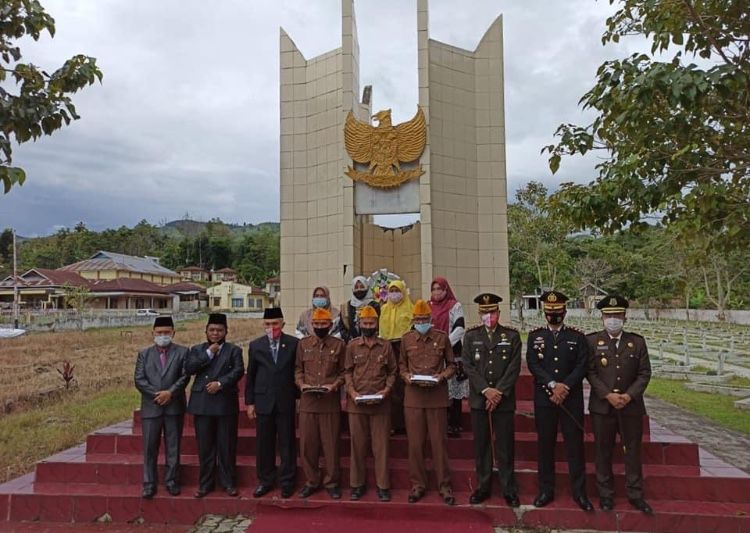 Pemkot Sungaipenuh dan Jajaran Forkompimda Tabur Bunga di Makam Pahlawan