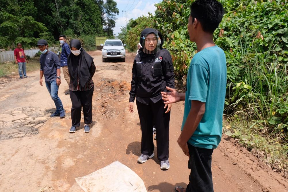 Mendadak Hentikan Lanjut Kendaraan, Ratu Munawaroh Lihat Kondisi Jalan Pematang Bedaro