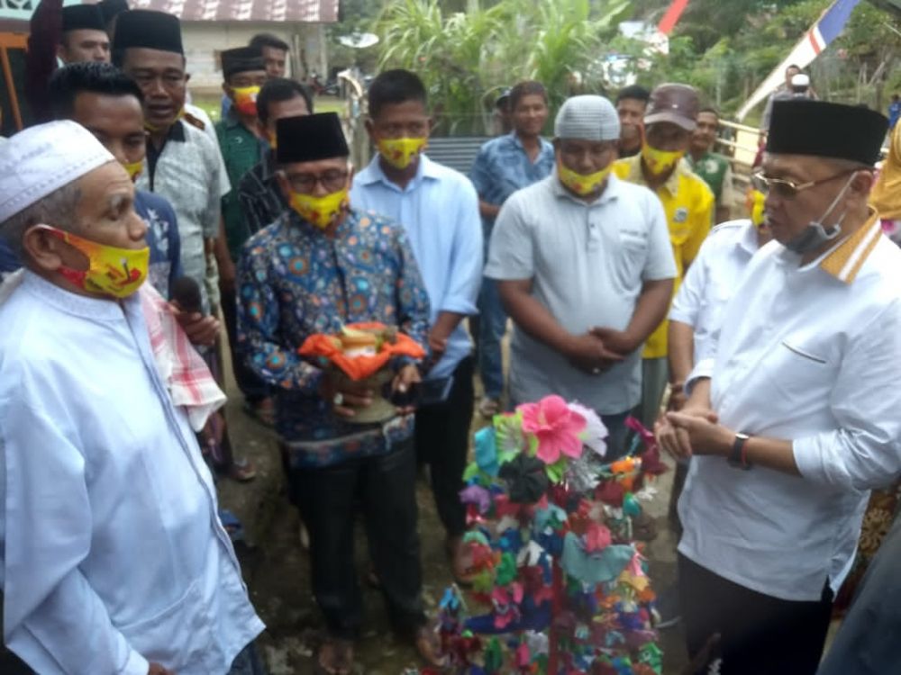 Di Bukit Bulan, Cek Endra Disambut Dengan Upacara Adat