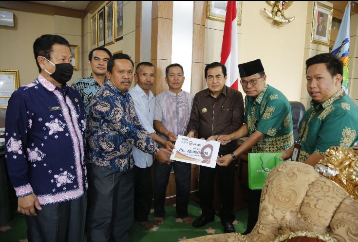 Wako AJB Serahkan Bantuan Pembangunan Masjid