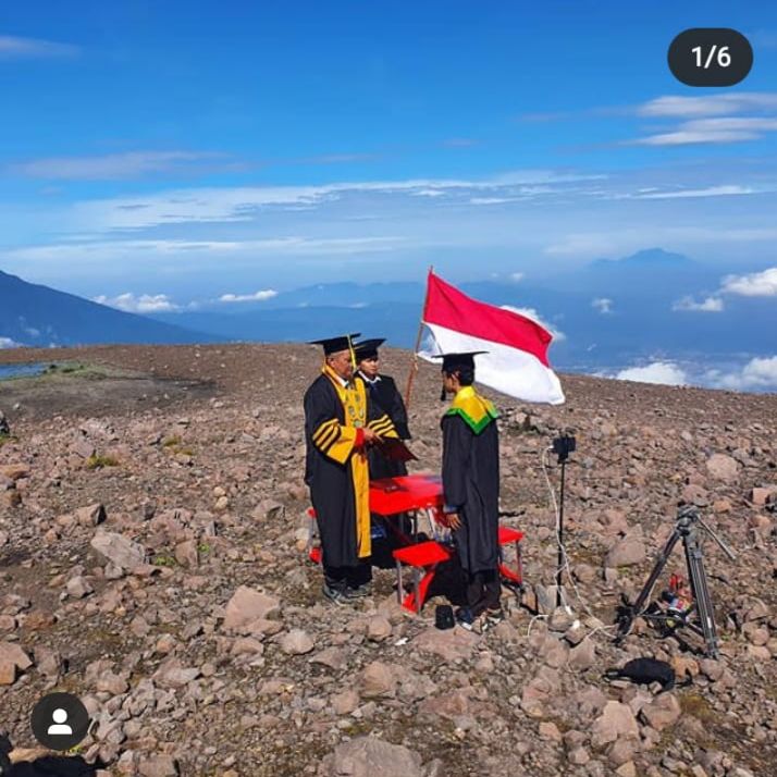 Wisuda Dipuncak Gunung, STIKBA Jambi dapat Rekor Muri