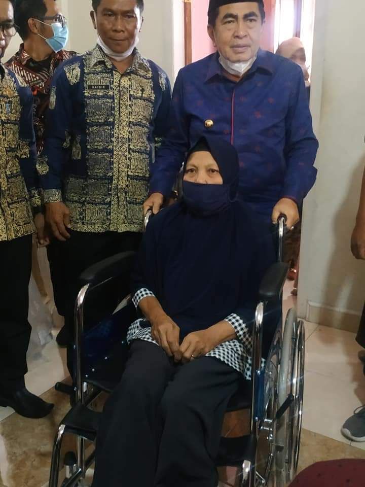 Wako AJB Serahkan Alat Bantu Bagi Penyandang Disabilitas