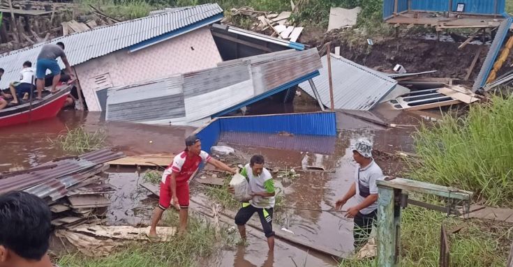 Di Tanjabtim, Dua Rumah Warga Ambruk Ke Sungai