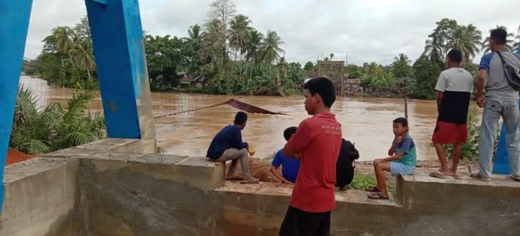 Di Merangin, Jembatan Putus, Warga Terpaksa Gunakan Perahu