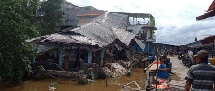 Dimakan Usia, Pasar Kuatik Kuala Tungkal Ambruk