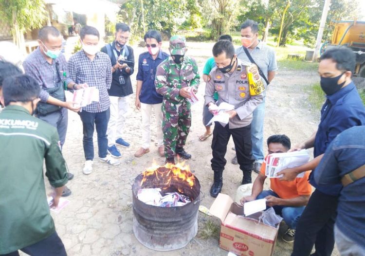 KPU Tanjabtim Musnahkan Surat Suara Rusak