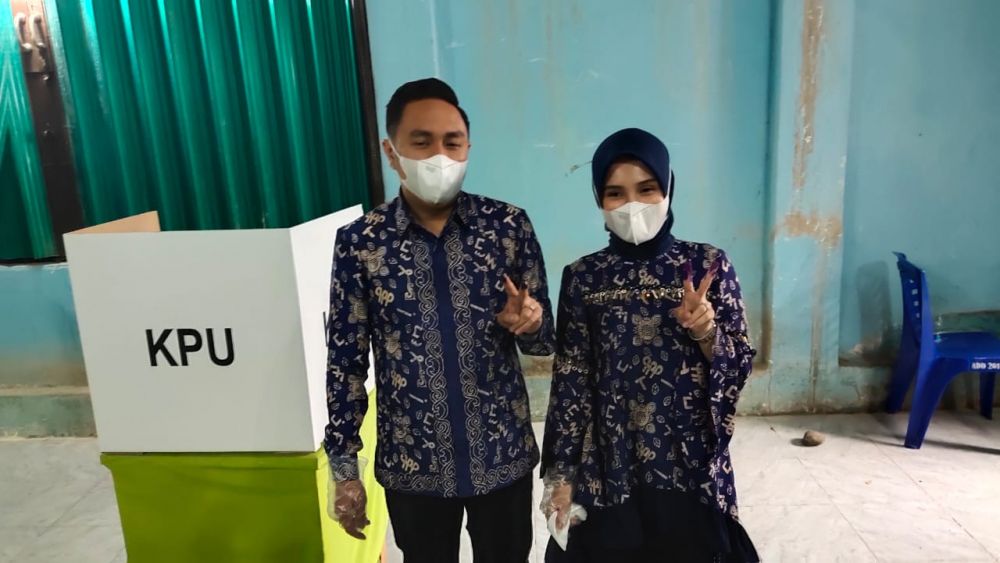 Pakai Batik Incung Khas Sungai Penuh, Cawako Fikar Azami Didampingi Istri Nyoblos di TPS 1 Koto Tuo Tanah Kamp