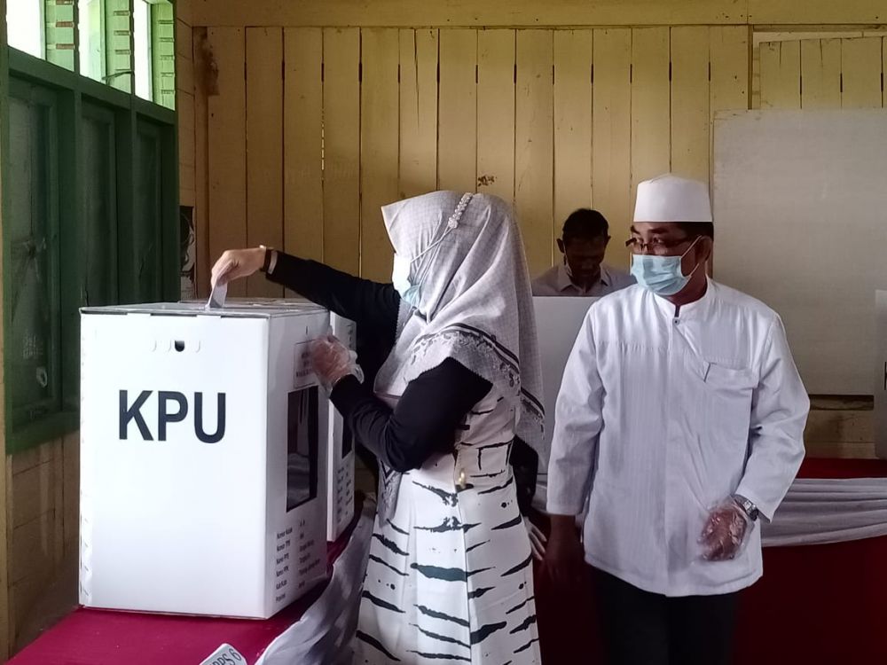 UAS Beserta Istri Coblos di TPS 04