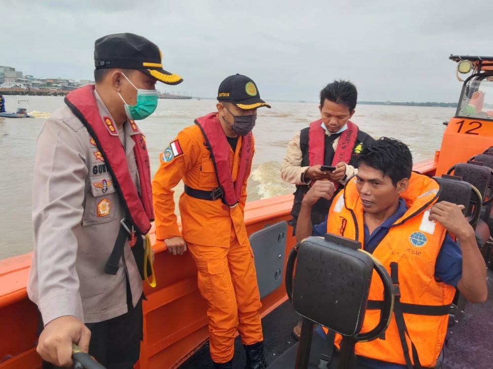 Terhimpit Tabrakan Kapal Tongkang, Satu pompong Tenggelam