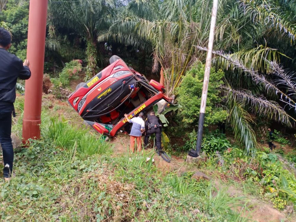 Mobil Bus yang Bawa Rombongan Brimob Terguling di Bedeng 12 Muara Imat Kerinci