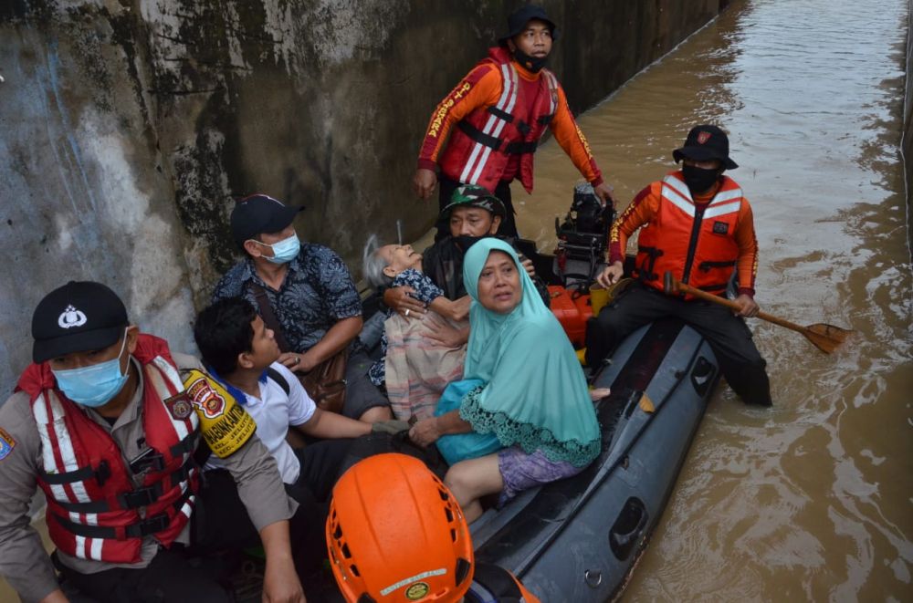 Terendam Banjir Sedada Orang Dewasa, Warga Kesulitan untuk Makan