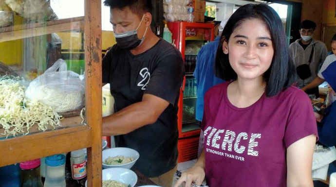 Nur Fitriani, Penjual Mi Ayam Bakso Berparas Cantik, Mau Kenalan?