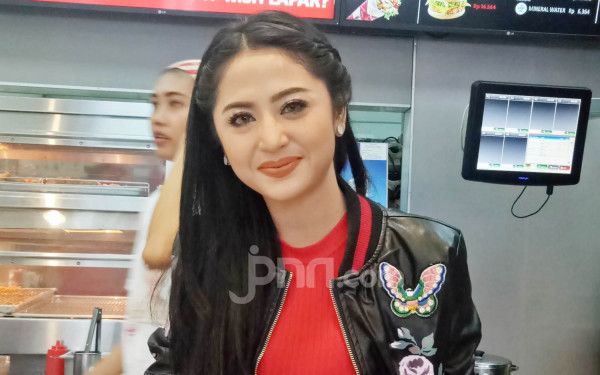 Gaya Begituan Diledek Nikita Mirzani, Begini Reaksi Dewi Perssik