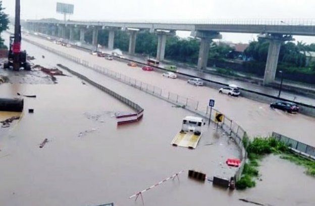 Anies Dinyinyir Gara-gara Banjir, Netizen: Jalan Tol Berubah Jadi Kolam