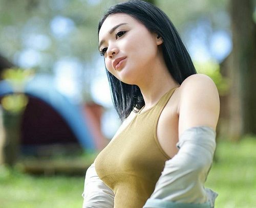 Jogging dengan Tank Top Ketat, Kemolekan Tubuh Wika Salim Digunjing Netizen