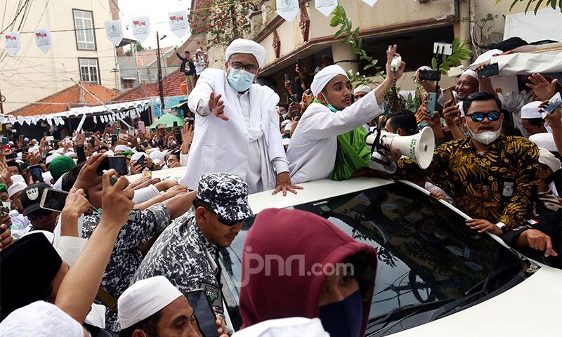 Menurut Ferdinand, Kerumunan Menyambut Jokowi Sama dengan Massa Habib Rizieq di Bandara