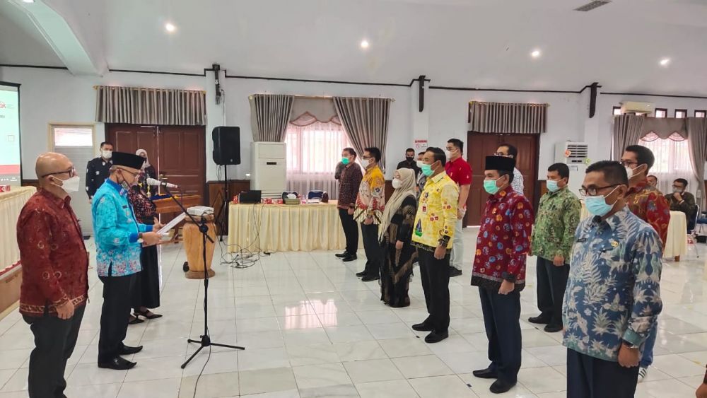 Pertama di Jambi, Bupati Kerinci Adirozal Teken SK Tim P2DD Kerinci