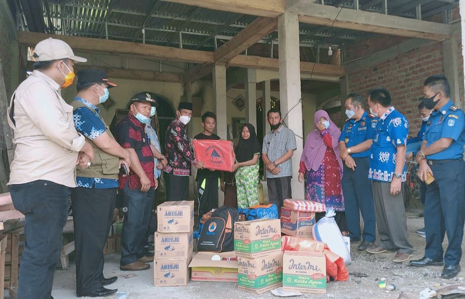 Sekda Asraf Serahkan Bantuan untuk Korban Kebakaran di Lolo Hilir