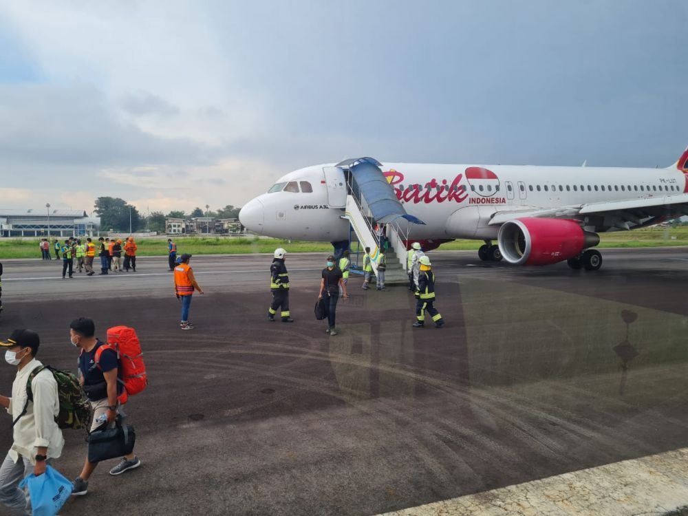 Penumpang Batir Air Jambi-Jakarta Proses Turun dari Pesawat di Bandara STS 