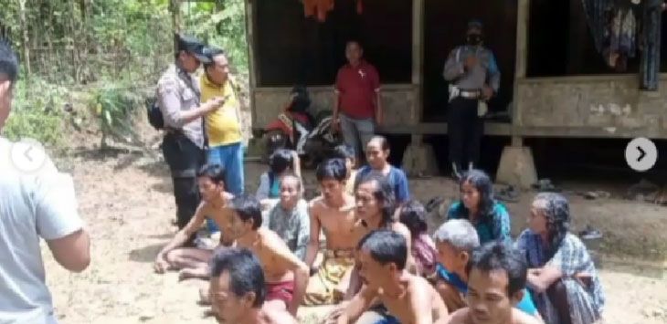 Belasan Pria Dan Wanita Mandi Bareng Tanpa Busana, Ternyata Penganut Aliran Hakekok