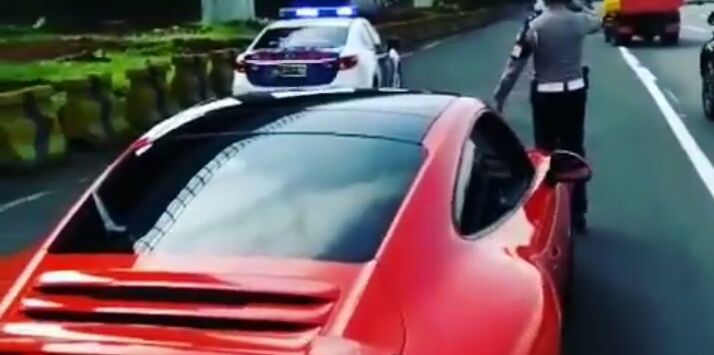 Bikin Malu! Mobil Porsche Ugal-ugalan Dikawal Petugas Dishub, Taunya Malah Ditilang Polisi