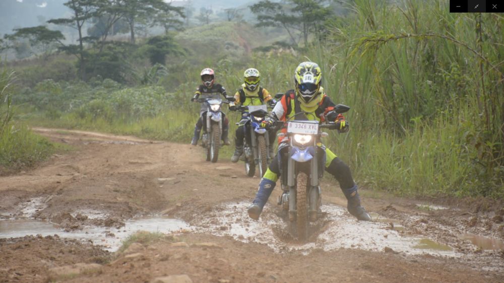 Hadapi Beragam Kondisi Jalan Saat Riding di Trek Off Road dengan Tips Berikut!