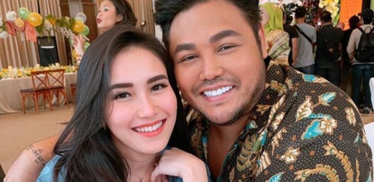 Bantah Pengakuan Ivan Gunawan Pernah Cium Bibirnya, Ayu Ting Ting : Ngaco Lu!