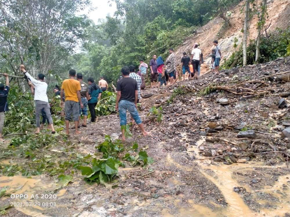 Jalan Kerinci - Bangko Lumpuh Total Akibat Longsor