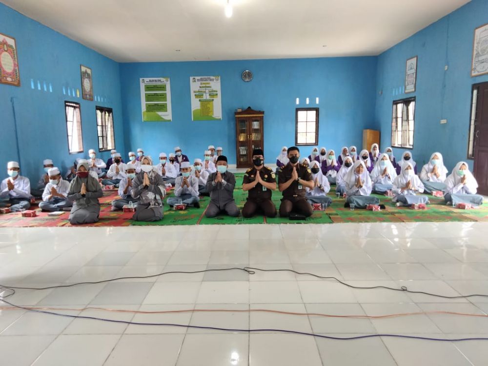 Program Jaksa Masuk Sekolah, Kasi Intelijen Batanghari Datangi Pondok Pesantren Darul Aufa