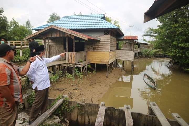 Puluhan Tahun Terrbengkalai, Bupati Perintahkan Pintu Air Diperbaiki