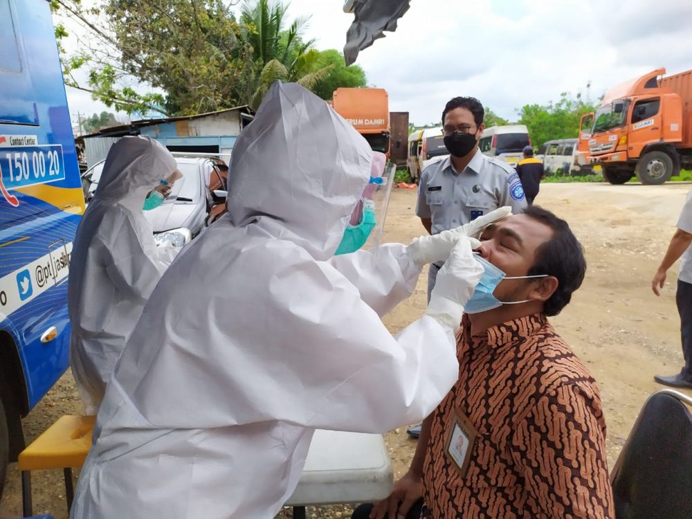 Jasa Raharja Laksanakan Rapid Antigen Gratis di Perum Damri